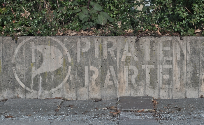 File:Reverse-graffiti Piratenpartei Bayreuth (02).jpg - Wikimedia Commons