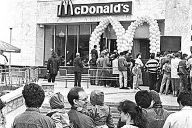 Перший в Україні McDonalds відкрився в Києві 23 роки тому. Фото