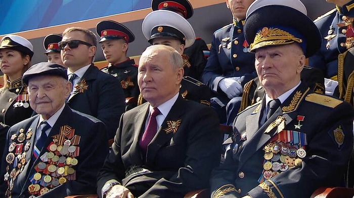 Путін на параді сидів між ветеранами НКВС та КДБ, які не брали участі у  війні - LRT