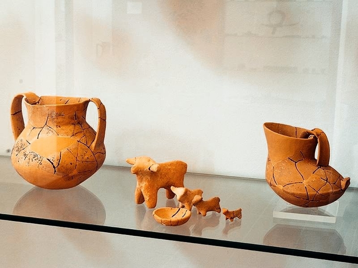 19/ However, the most important elements have come from the many years of excavation activity on the island, especially from significant British expeditions. The British archaeologists brought to light residential remains and abundant Mycenaean pottery ➡️ 