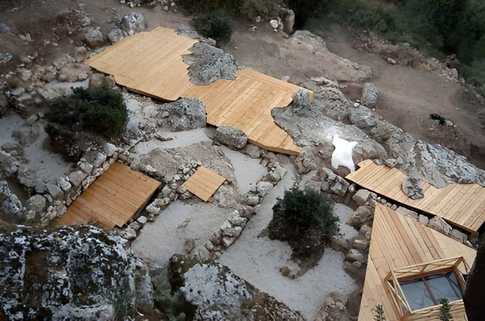 ➡️ a prehistoric underground cave and a well, a tripartite building north of the palace (sanctuary?), while in the upper terrace a bath and a metallurgical workshop were found. 