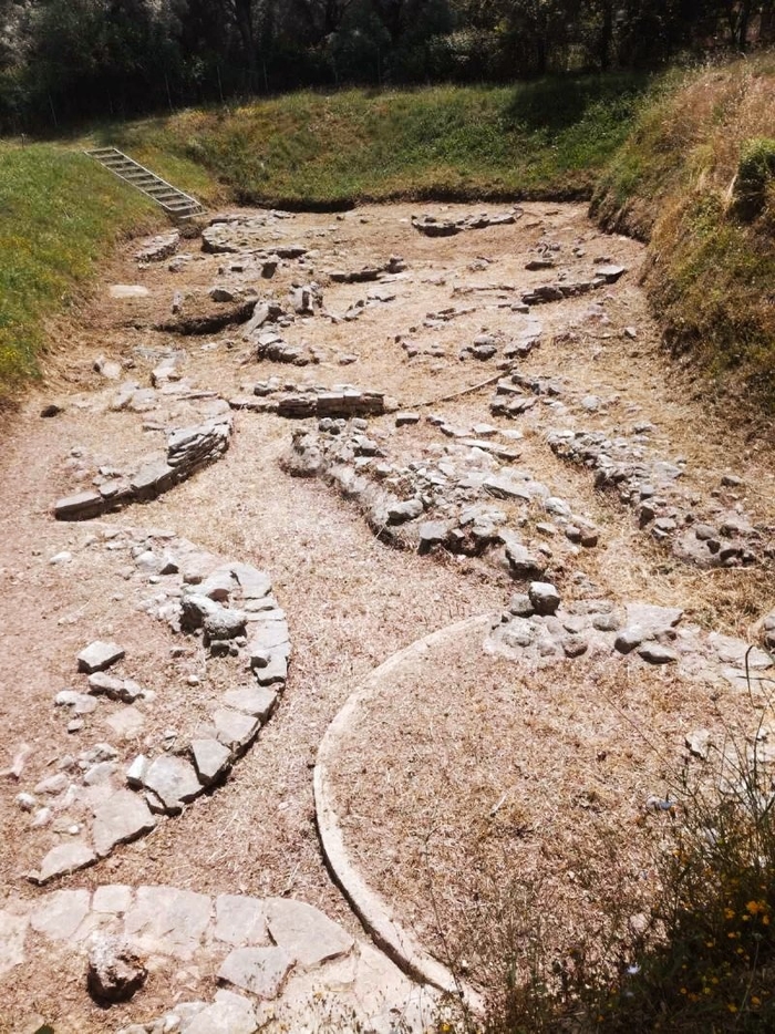 9/ In Steno Dörpfeld discovered a great Early Helladic cemetery and architectural remains consistent with the seat of a powerful local ruler, which he mistakenly construed as the palace of Odysseus. ➡️ 