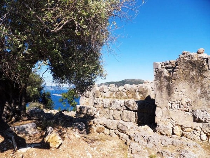 ➡️ with partially preserved cyclopean walls and four gates, an architectural ensemble similar to those of Mycenae, Tiryns and Pylos, consisting of buildings arranged in two terraces, where in the lower terrace a tripartite palace came to light, ➡️ 