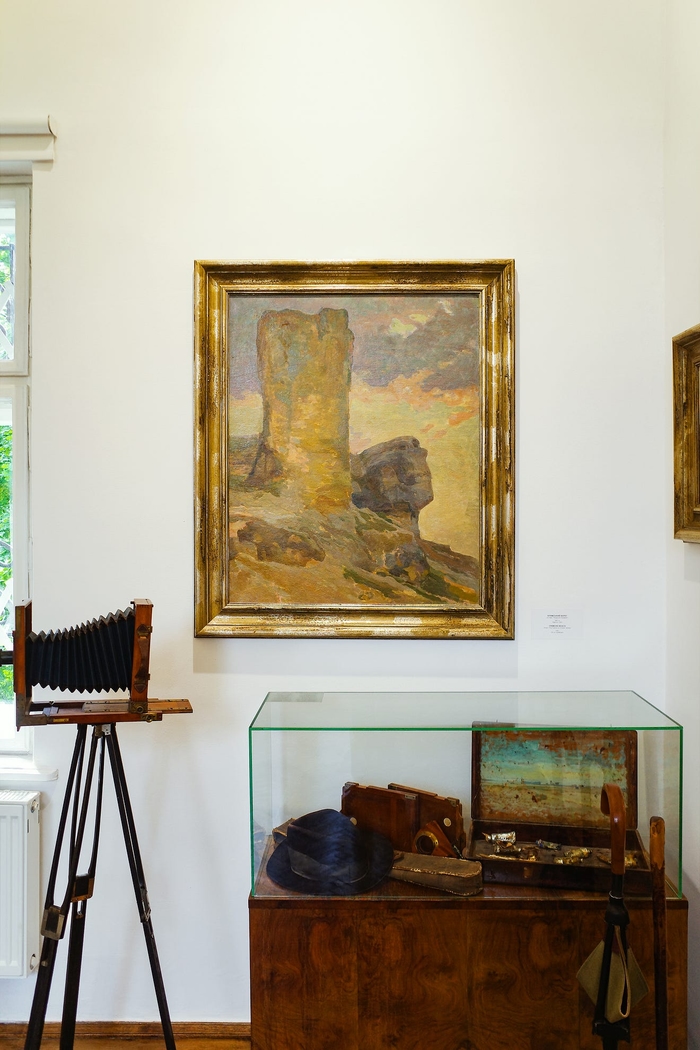 “Crimean Beach” (1941) and the artist’s belongings: camera, hat, paint tubes, and walking sticks. Trush took many pictures to grasp the atmosphere of places he wanted to depict but never copied the photographs.