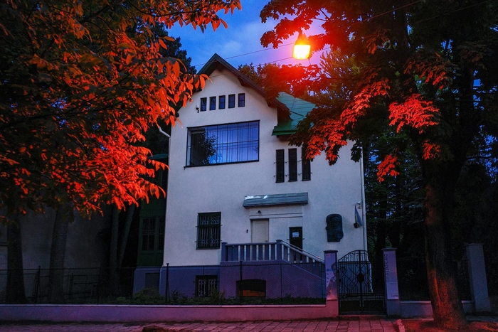 Ivan Trush’s villa (1910) in the evening.