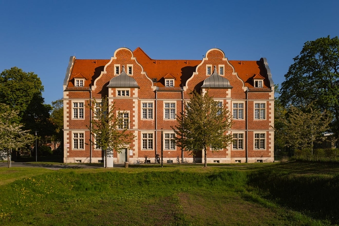 One of many brick houses of the former III Municipal Mental Asylum. Generally, there are three large historical sanatoriums and nursing homes in Buch.