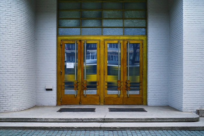 The main entrance of the former building of Municipal Electrical Institutions.