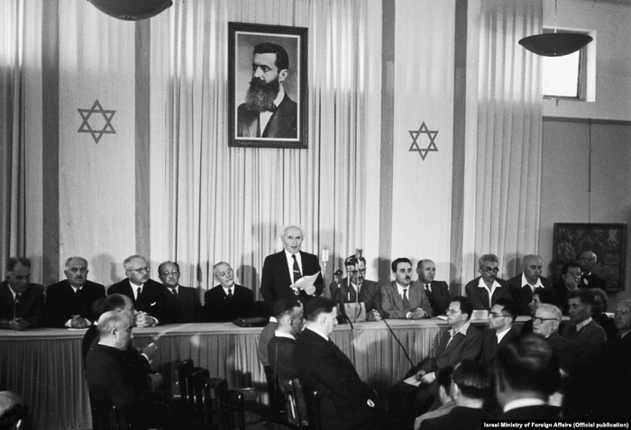 14 травня 1948 року (5 іяру 5708 року за іудейським календарем) приблизно за 8 годин до закінчення британського мандата в Палестині, була підписана декларація про незалежність Ізраїлю. На фото Давид Бен-гуріон оголошує про створення нової держави