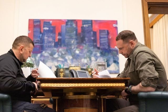 Підпис до фото,Залужний разом з керівником ОП Андрієм Єрмаком регулярно бере участь в переговорах з американськими партнерами про ситуацію на фронті та необхідну зброю