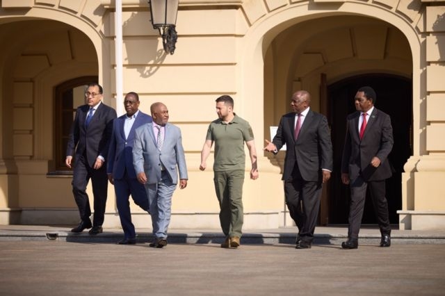 Підпис до фото,Україну відвідали п'ять лідерів (зліва направо) - прем'єр Єгипту Мустафа Мадбулі, президенти Сенегалу Макі Салл, Коморських островів Азалі Ассумані, ПАР Сиріл Рамафоса, Замбії Хакаінде Хічілема. Конго та Уганду представляли спецпредставники їхніх президентів