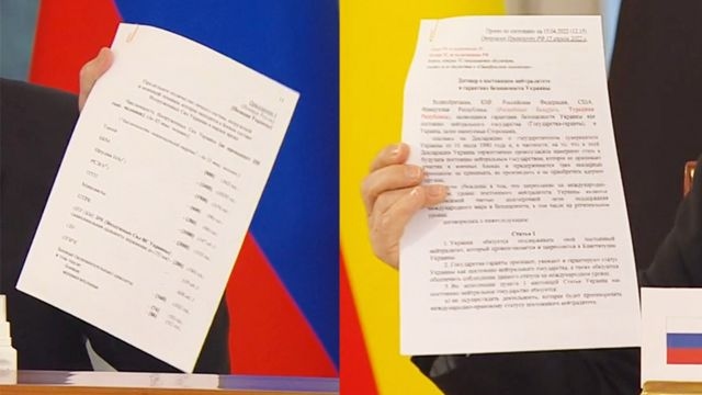 Підпис до фото,Африканській делегації Путін показав два документи: про гарантії безпеки (праворуч) та додаток із пропозиціями щодо чисельності збройних сил України (ліворуч)