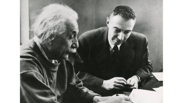 Підпис до фото,Ейнштейн сказав: "Проблема Оппенгеймера полягала в тому, що він любив жінку, яка не любила його – уряд США"