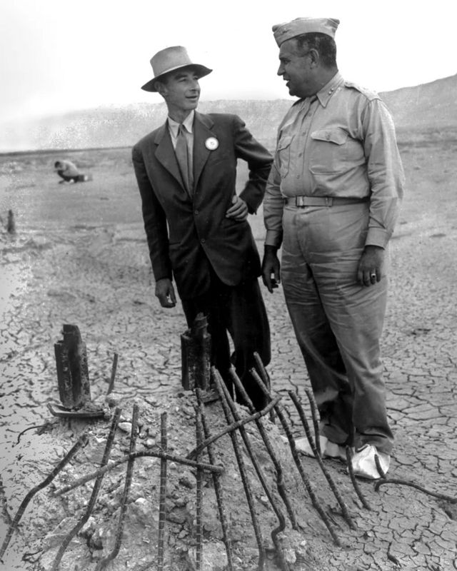 Підпис до фото,Роберт Оппенгеймер і генерал Леслі Гровс після випробування першої ядерної бомби