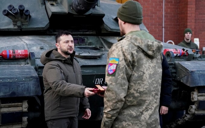 Президент України Володимир Зеленський зустрівся з українськими військовими, які навчаються керувати танками Challenger 2