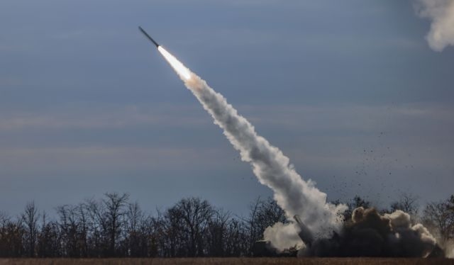 Підпис до фото,Передані українській армії американські ракетні системи HIMARS влітку 2022 року зламали перебіг війни на користь ЗСУ. Але їх надсилали за іншими програмами підтримки, а не у рамках закону про ленд-ліз