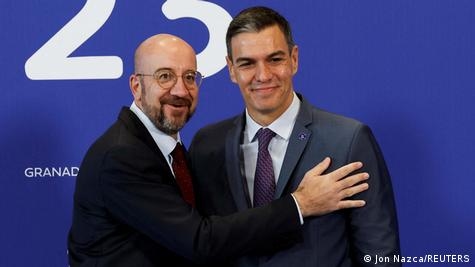 Глава Евросовета Шарль Мишель и и.о.  прем'єр-міністр Іспанії Педро Санчес
