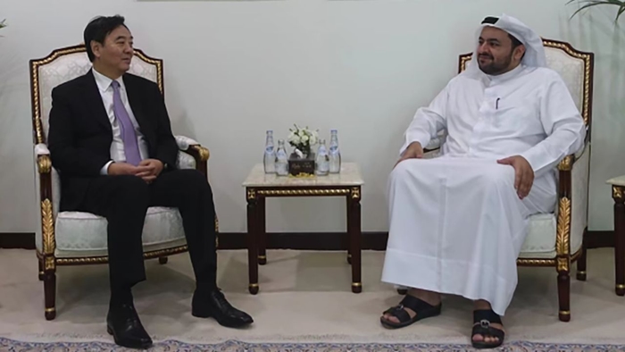 Спеціальний посланник Китаю на Близькому Сході Чжай Цзюнь зустрівся з головним дипломатом Катару Мухаммедом бін Абдулазізом Аль-Хулайфі в Досі 19 жовтня.