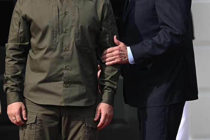 Президент США Джо Байден (праворуч) вітає президента України Володимира Зеленського в Південному портику Білого дому 21 вересня 2023 року. Сол Леб—AFP/Getty Images