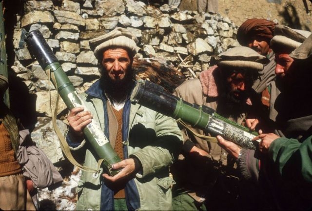Підпис до фото,Партизани-моджахеди на віддаленій базі в горах 1988 року в Афганістані. Закінчення радянської окупації зробило афганську армію більш вразливою перед цими силами, які боролися з встановленим СРСР афганським урядом.