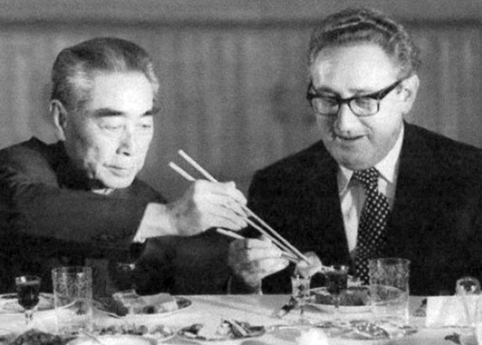 Спеціальний посланник США Генрі Кіссінджер зустрічається з прем'єр-міністром Китаю Чжоу Еньлаєм у Пекіні в липні 1971 року.