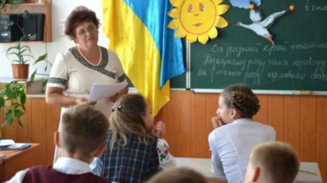Підпис до фото,Українська мова мала стати мовою навчання у школах, де вчаться представники національних меншин, ще у 2020 році