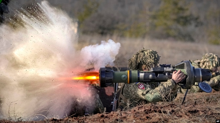 Архівне фото: український військовий веде постріл з протитанкової зброї NLAW, Донецька область