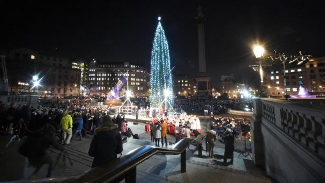Підпис до фото,Норвегія щороку дарує Британії різдвяну ялинку