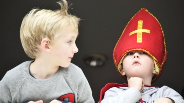 Підпис до фото,Маленькі голландці готуються до зустрічі зі Сінтерклаасом, або Святим Миколаєм