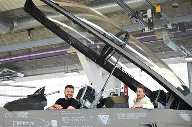 Підпис до фото,Володимир Зеленський та прем'єрка Данії Метте Фредеріксен у літаку F16, серпень 2023 року
