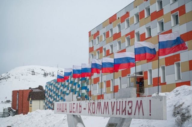 Підпис до фото,Селище Баренцбург на Шпіцбергені, де російська компанія видобуває вугілля, населене кількома сотнями росіян