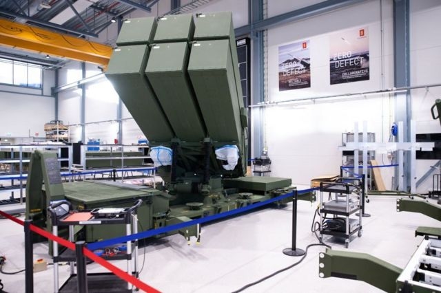 Підпис до фото,Пусковий механізм системи ППО NASAMS на виробничій лінії заводу Kongsberg Defence & Aerospace в Конгсберзі, Норвегія