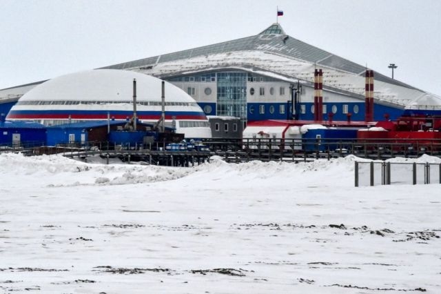 Підпис до фото,Російська військова база "Арктичний трилисник" на острові Земля Олександра збудована 2016 року