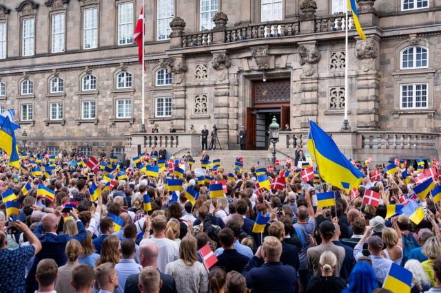 Підпис до фото,Демонстрація солідарності з Україною перед будинком парламенту Данії під час візиту Володимира Зеленського, серпень 2023 року