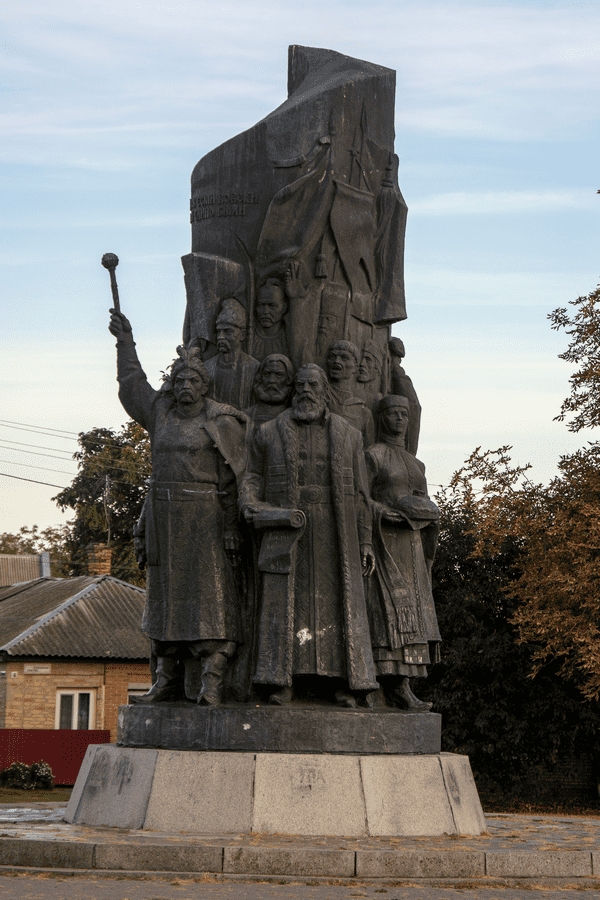 Пам'ятник "Навіки разом", встановлено на відзначення 300-річчя "возз'єднання" Гетьманщини з Московським царством у ПереяславіФото: wikipedia.org