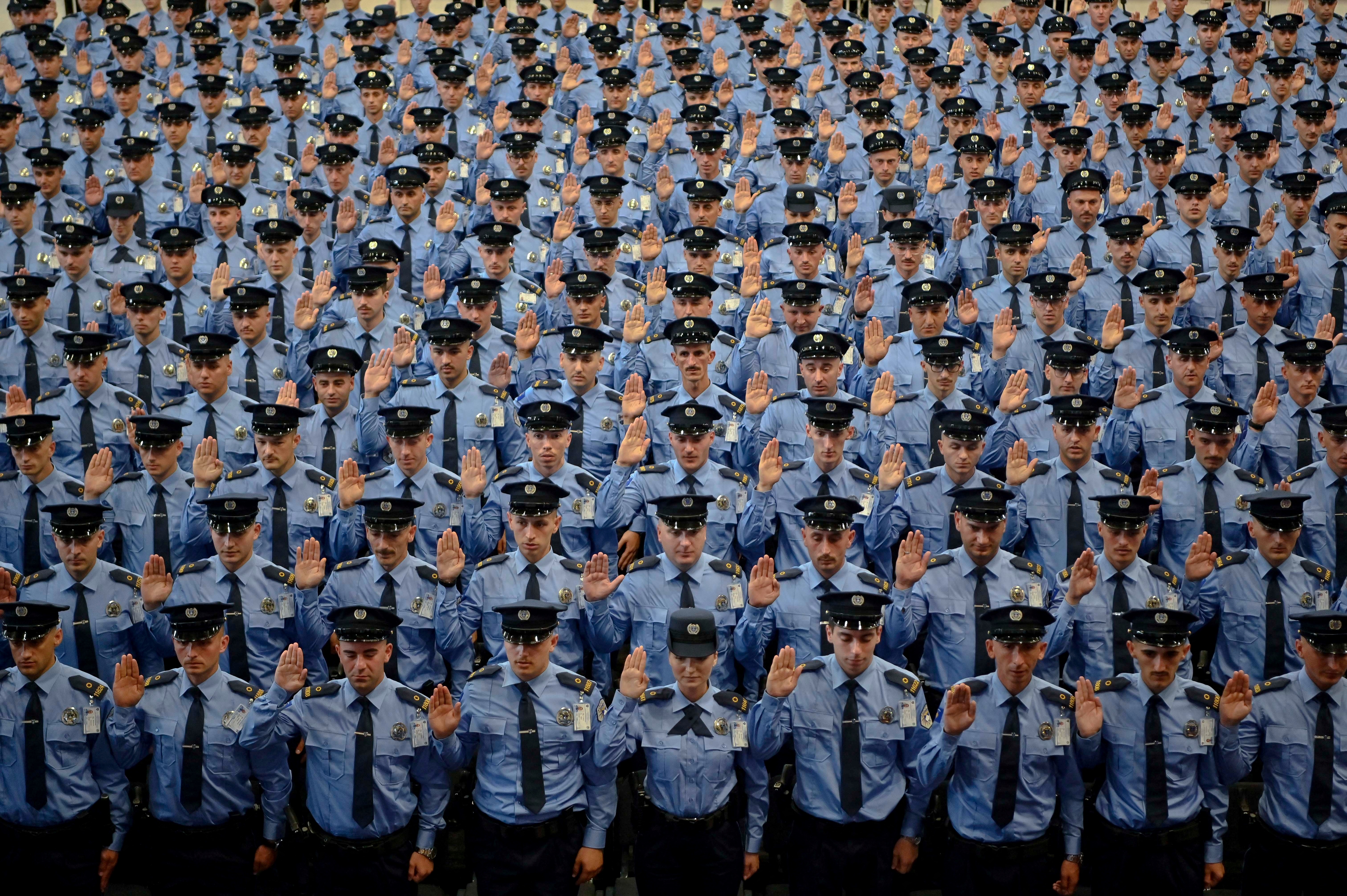 Нові члени поліції Косова під час випуску | Арменд Німані/AFP через Getty Images