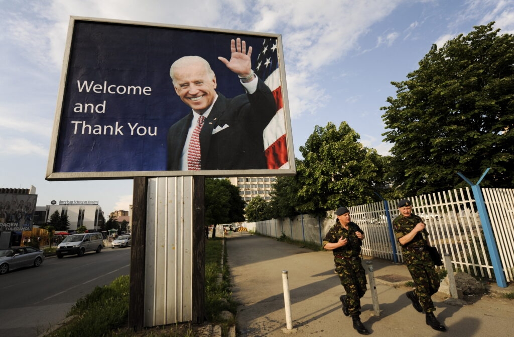 Білборд у Приштині, на якому зображений тодішній віце-президент США Джо Байден під час його візиту на Балкани у 2009 році | Арменд Німані/AFP через Getty Images