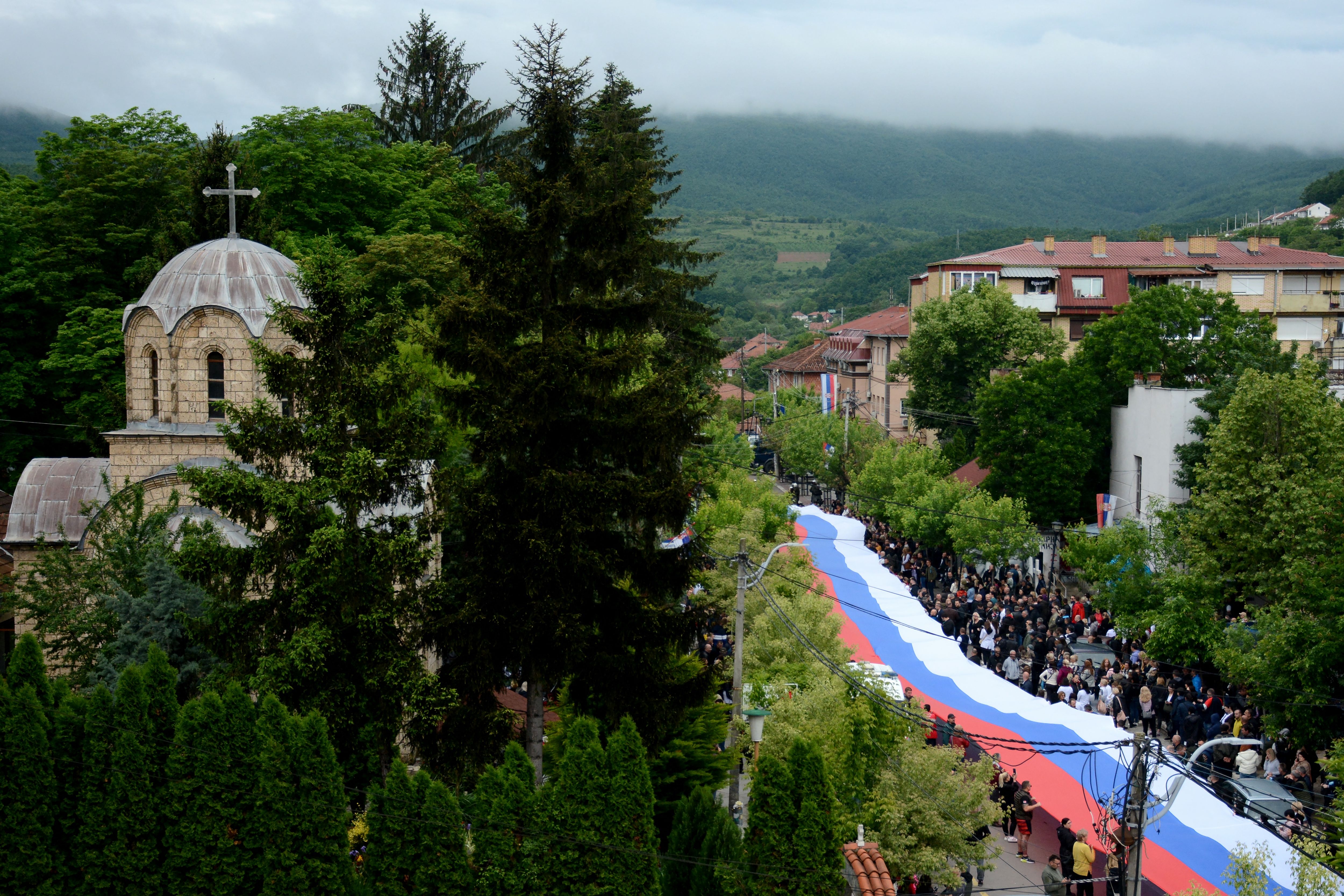 Сотні етнічних сербів несуть гігантський сербський прапор містом Звечан на півночі Косова | AFP через Getty Images