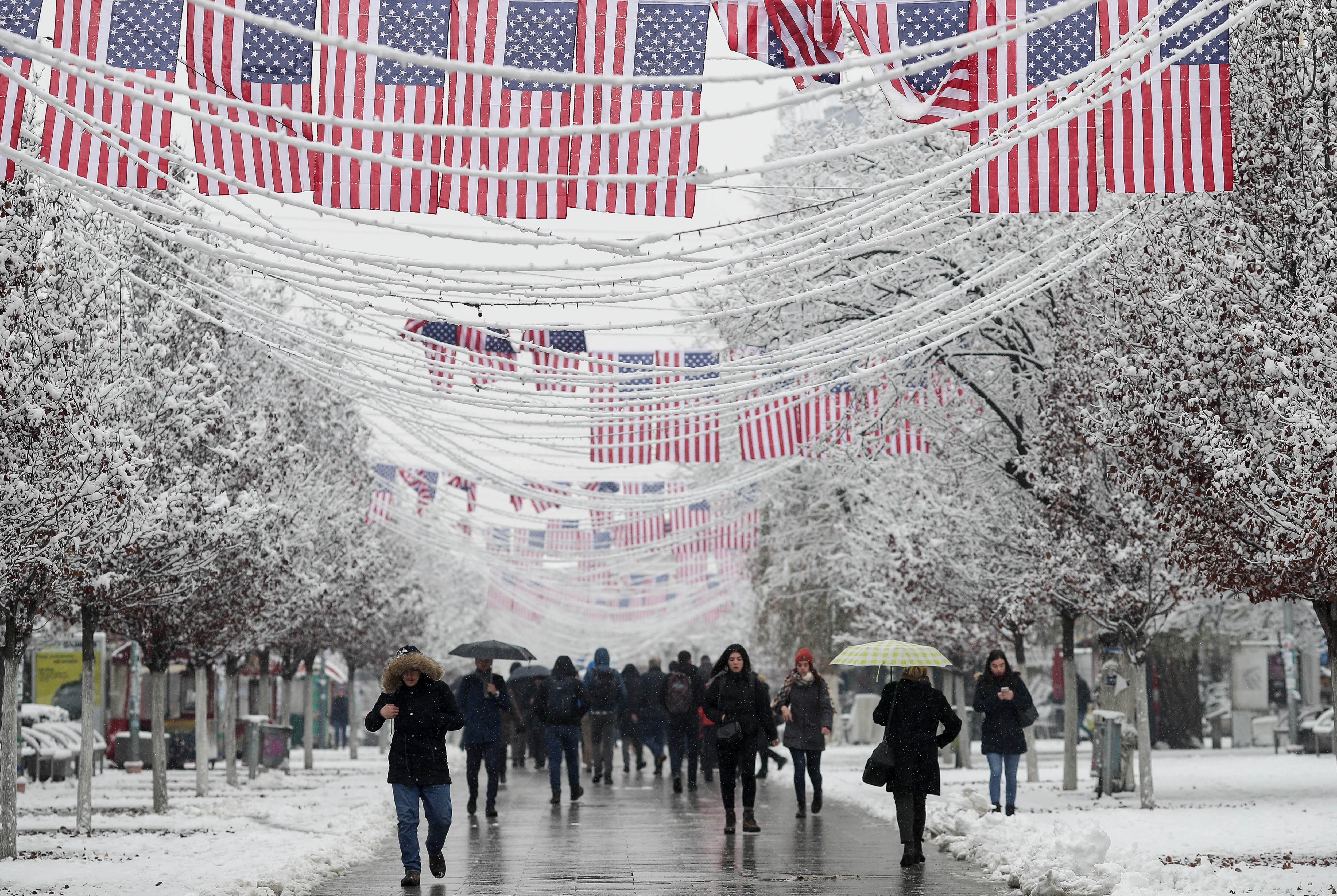 Прапори США на площі Матері Терези в Приштині в 2018 | Арменд Німані/AFP через Getty Images