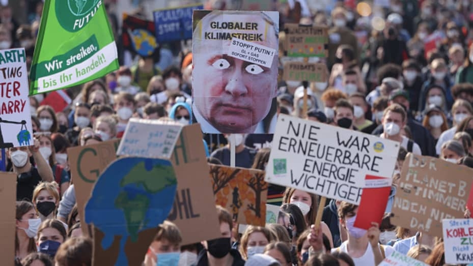 Прихильники руху по п’ятницях за кліматичні дії, в тому числі один із плакатів із зображенням президента Росії Володимира Путіна в Берліні, Німеччина.
