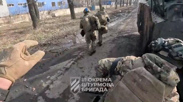 Підпис до фото,Українські солдати у Авдіївці. Кадр з відео, опублікованого 17 лютого