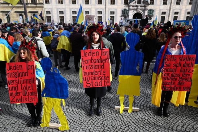 Підпис до фото,Демонстрація на підтримку України у Мюнхені, 17 лютого