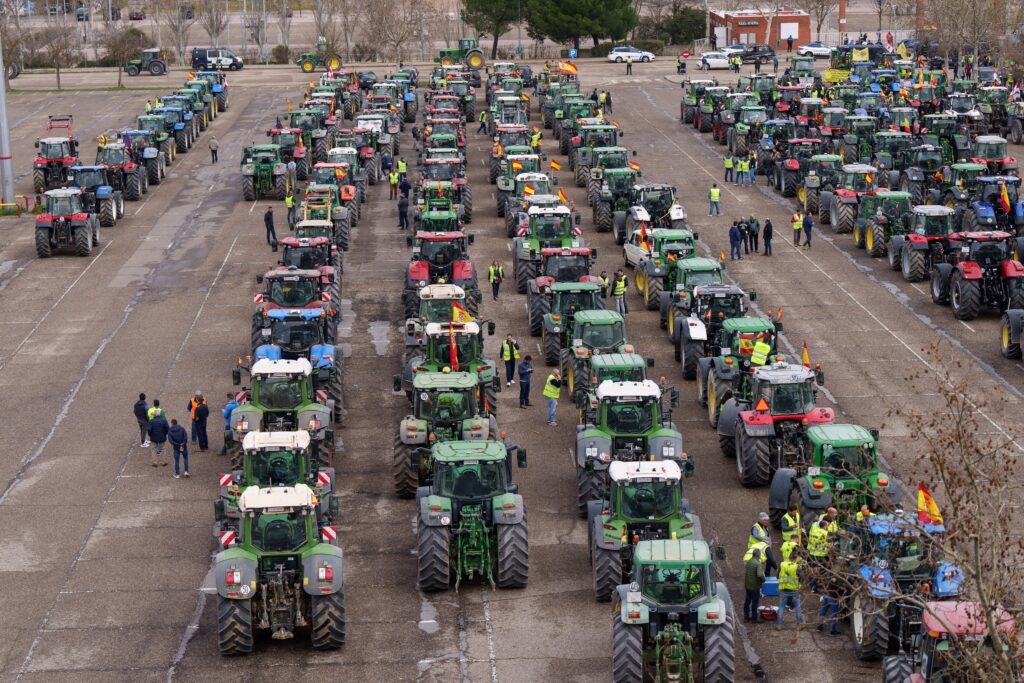 Іспанські фермери збираються зі своїми тракторами під час протесту | Сезар Мансо/AFP через Getty Images