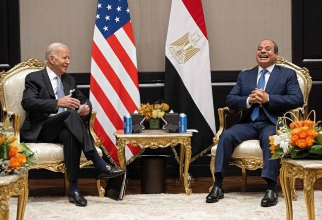 Підпис до фото,Джо Байден і президент Єгипту Абдель Фаттах Ас-Сісі на кліматичному саміті СОР27 у Шарм-ель-Шейху, листопад 2022