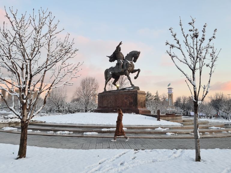 У центрі Ташкента, Узбекистан, височіє пам’ятник середньовічному завойовнику Тамерлану, який замінив радянську статую Карла Маркса [Мансур Міровалев/Аль-Джазіра]