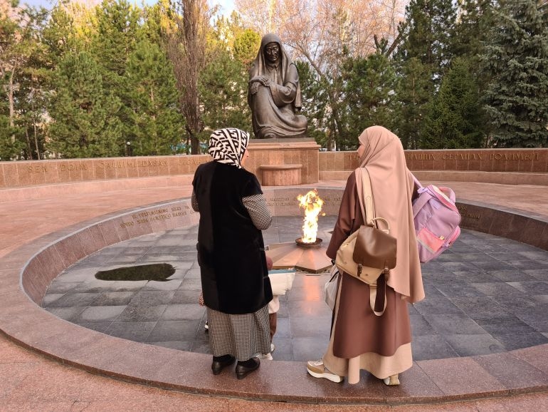Узбецькі жінки на фото біля пам’ятника воїнам радянського Узбекистану, які загинули під час Другої світової війни [Мансур Міровалев/Аль-Джазіра]