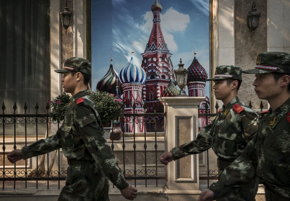 Китайські воєнізовані солдати марширують біля російського ресторану в Пекіні, 5 вересня 2014 року. Пекін і Москва є союзниками, хоча зростаюча економічна залежність останньої від першої ставить її в стратегічно невигідне становище.КЕВІН ФРАЙЕР/GETTY IMAGES