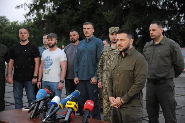 Підпис до фото,8 липня 2023 року до України повернули командирів "Азову", які тривалий час перебували в Туреччині після звільнення з російського полону