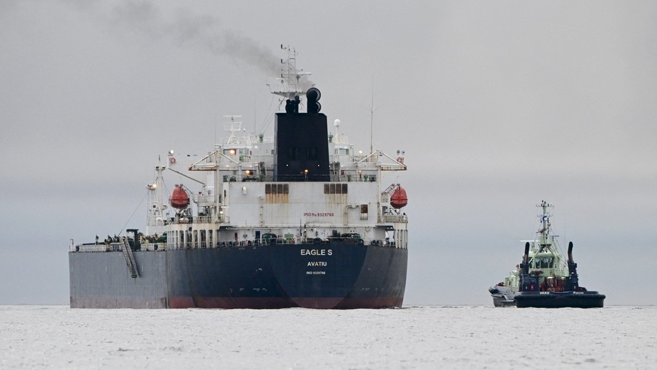 The oil tanker Eagle S next to a tugboat