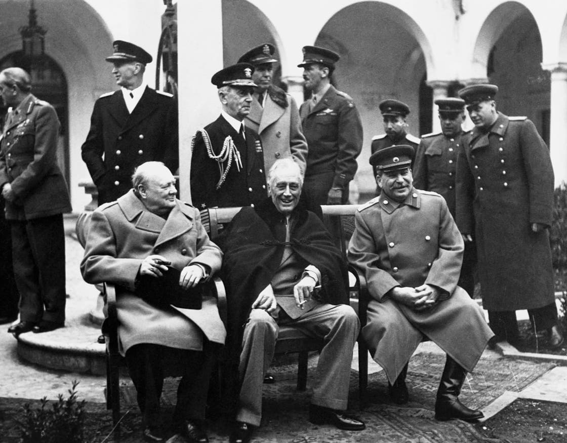 Was haben die «Grossen Drei» in Jalta wirklich beschlossen? Der Sowjetdiktator Josef Stalin, der amerikanische Präsident Franklin Roosevelt und der britische Premierminister Winston Churchill (von rechts nach links) während einer Verhandlungspause im Februar 1945.