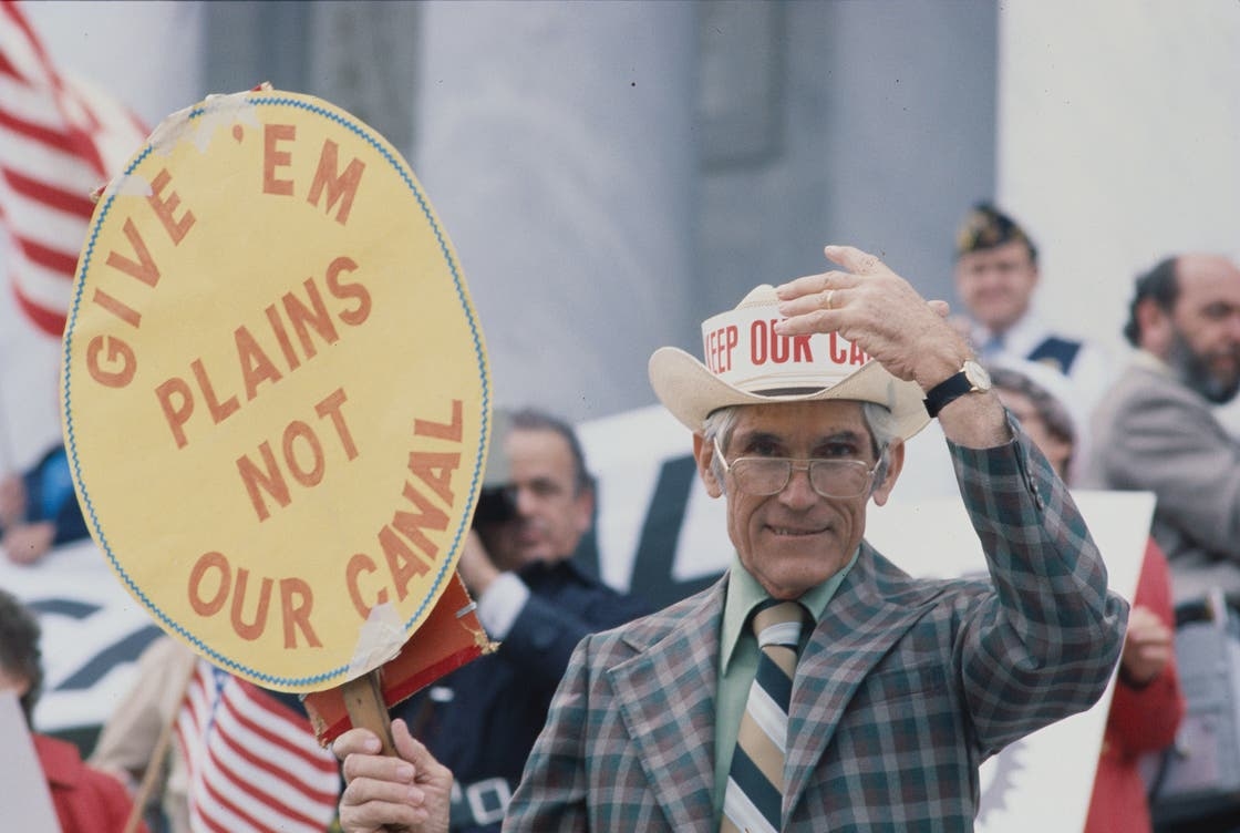 In den USA gab es Widerstand gegen die Übergabe des Kanals: «Gib ihnen Plains (den Heimatort von Präsident Carter), nicht unseren Kanal.»